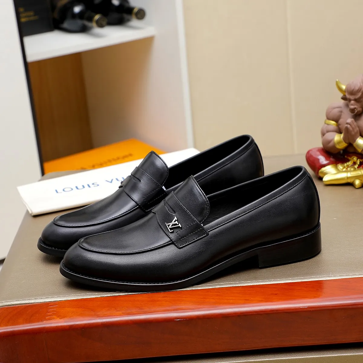 Men's Men's Shoes 💰420 💰[Louis Vuitton] LV high-end business formal leather shoes! ! Luxurious and elegant style, equal emphasis on practicality and style, professional focus on details and quality, counter original 1⃣️: 1⃣️ super accurate reproduction👍🏻! Material: The upper is made of imported original soft 🐂cowhide ➕imported first-layer sheepskin lining. Original anti-slip and wear-resistant outsole! Code number: 39--45, (38.46 custom-made) Large quantities in stock!